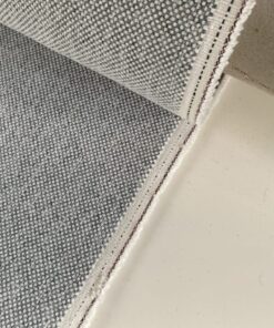 Maharam Mode 002 Intaglio blauwgrijs roomwit
