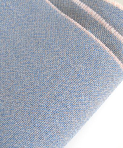 Kvadrat Atlas 631 zacht blauw roze