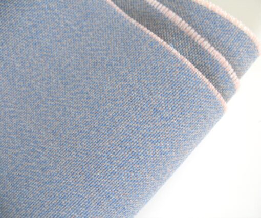 Kvadrat Atlas 631 zacht blauw roze