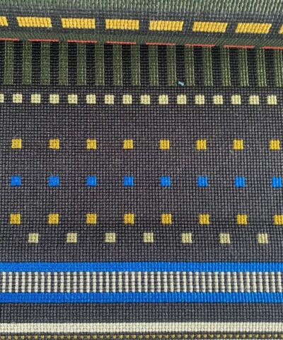 Maharam Point 004 Black and Cobalt zwart blauw