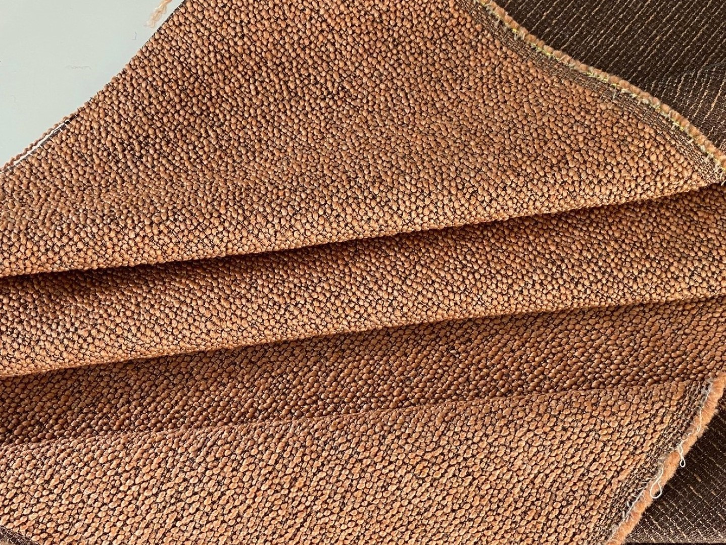 Meubelstof boucle rozeoranje lichtbruin S