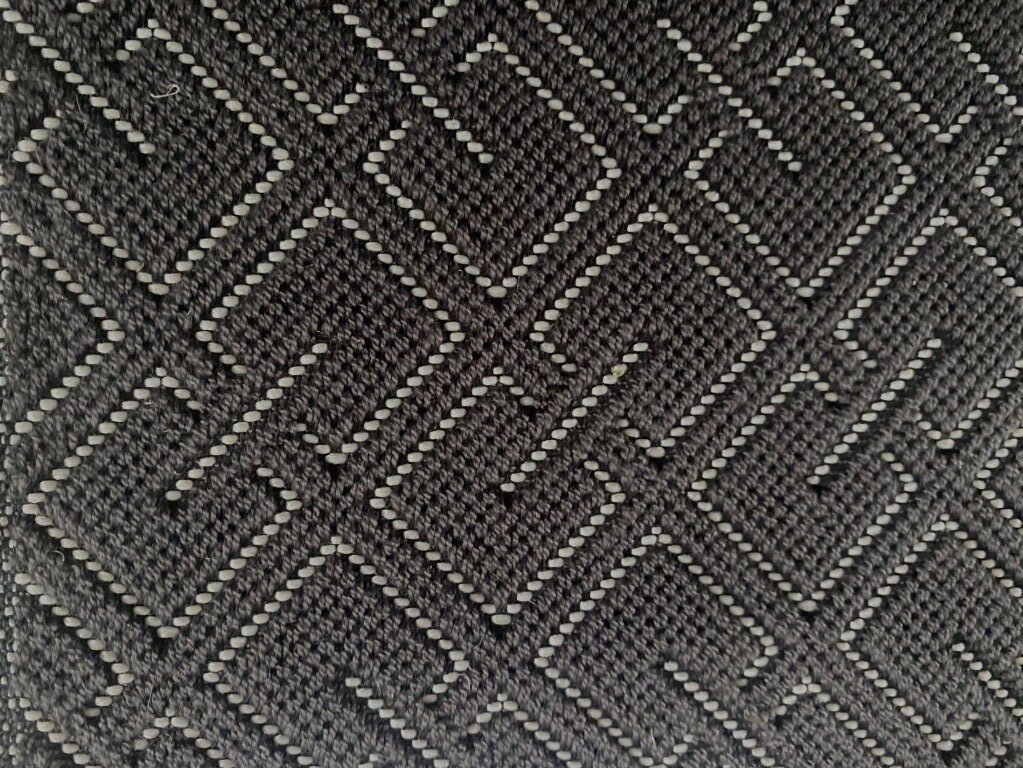 Kvadrat Sahco Grid 0010 grijs roomwit geometrisch patroon