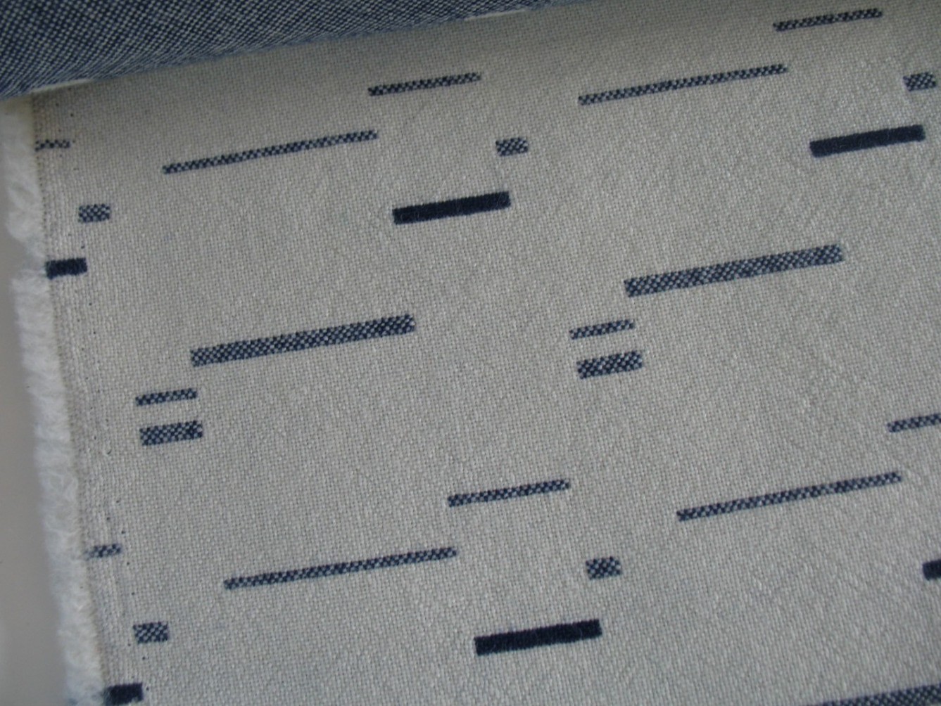 creme met blauwe strepen