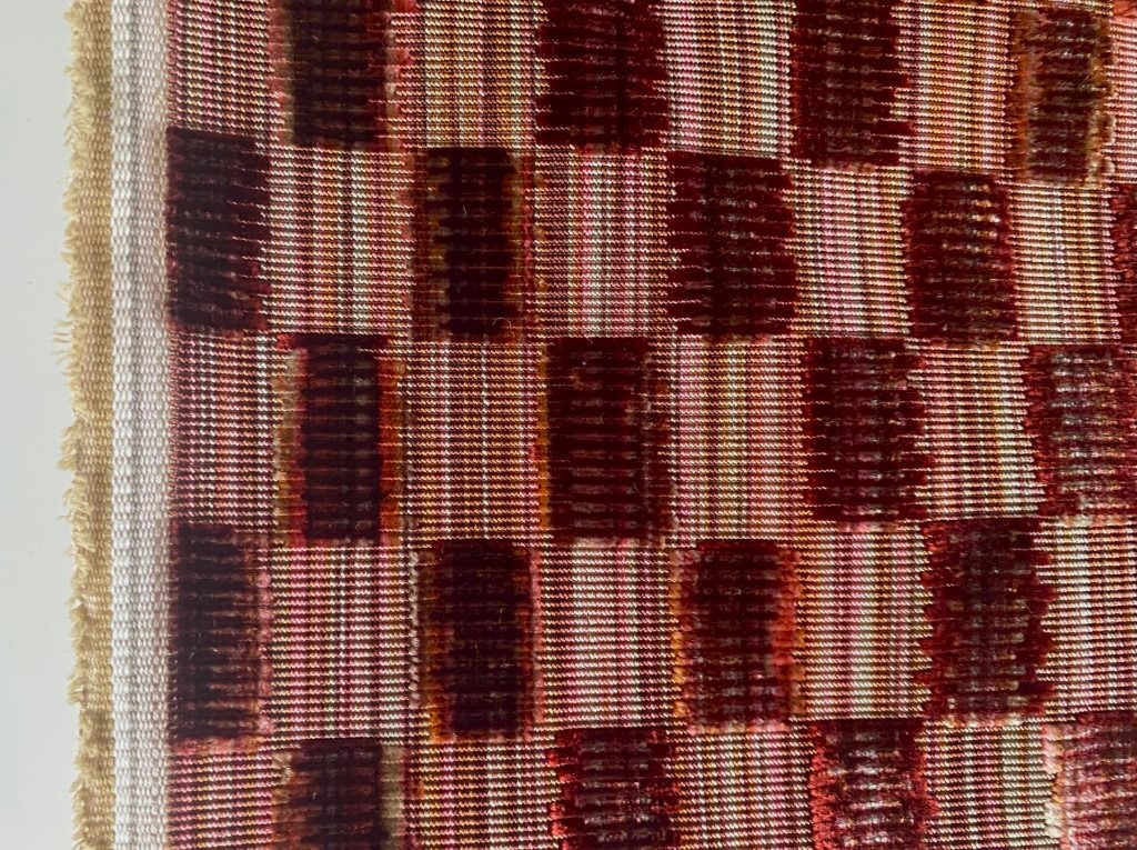 Pierre Frey Saqqarah Terrecuite F3660003, tinten roze, rood, groen en beige blokjes