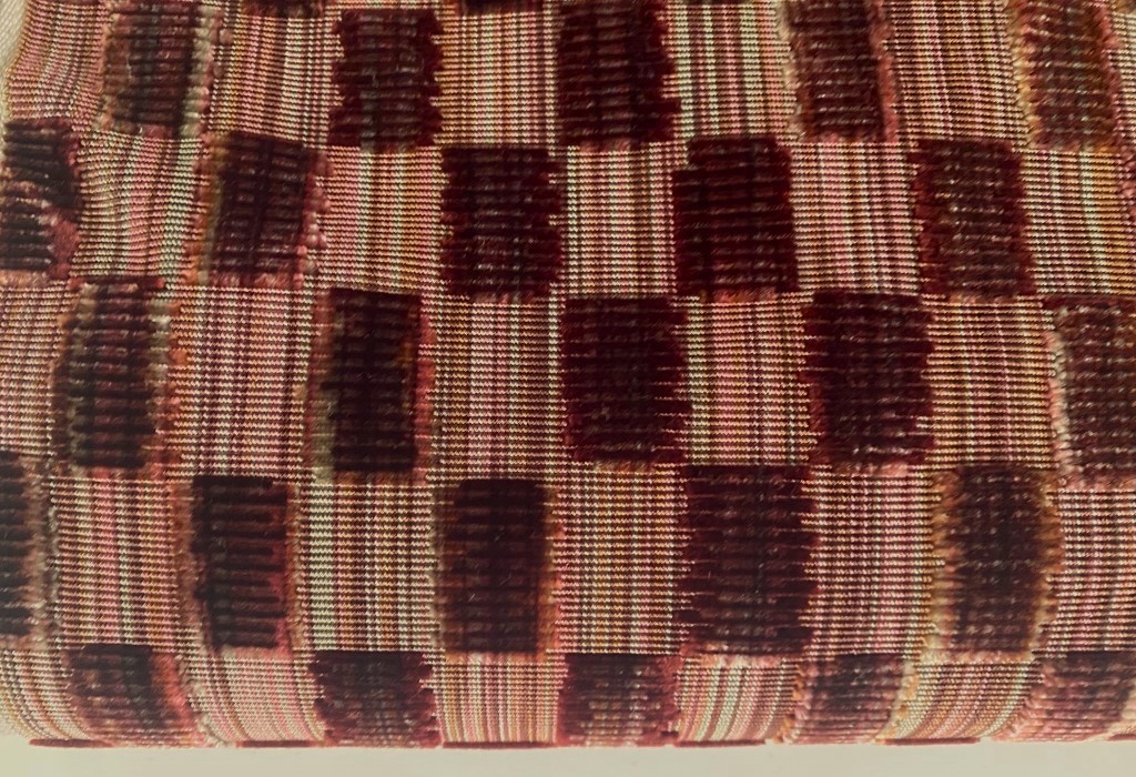 Pierre Frey Saqqarah Terrecuite F3660003, tinten roze, rood, groen en beige blokjes