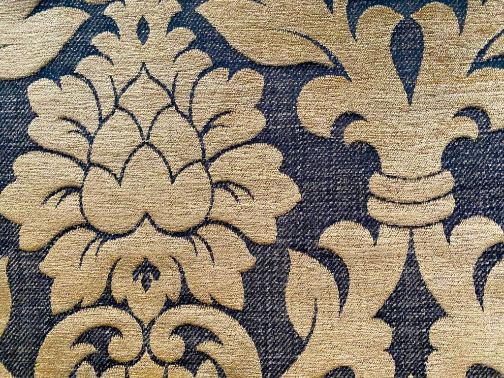 Barok patroon meubelstof camel op zwart